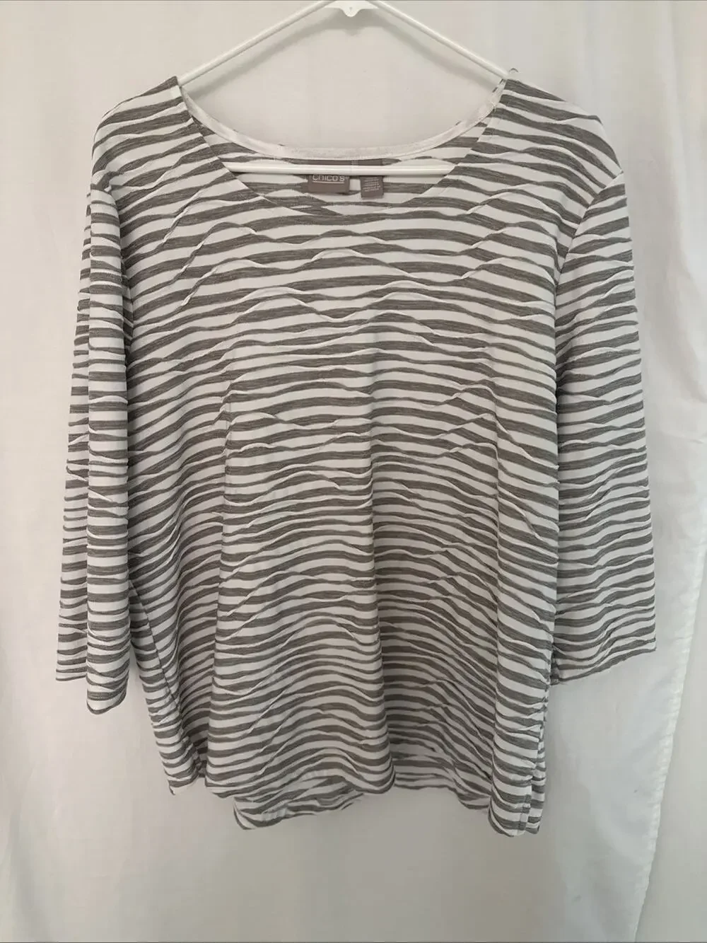 Chicos Top Womens Size 3 Striped Wave Textured 3/4 Sleeve Round Neck Gray/Taupe